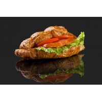 Круассан с лососем